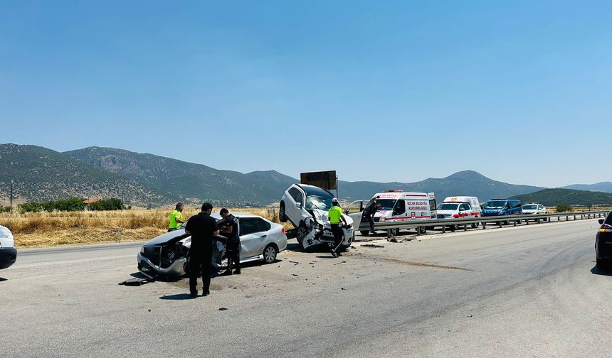 Burdur'da 2'si çocuk 5 kişinin yaralandığı kaza anı görüntüleri ortaya çıktı