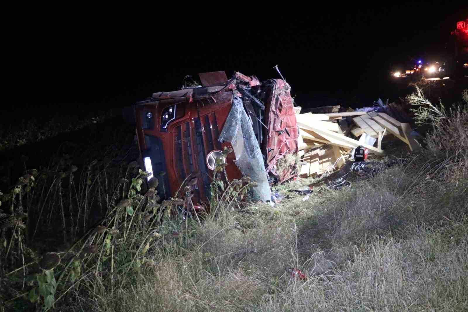 Afyonkarahisar'da Korkunç Kaza: Tır Şoförü Hayatını Kaybetti