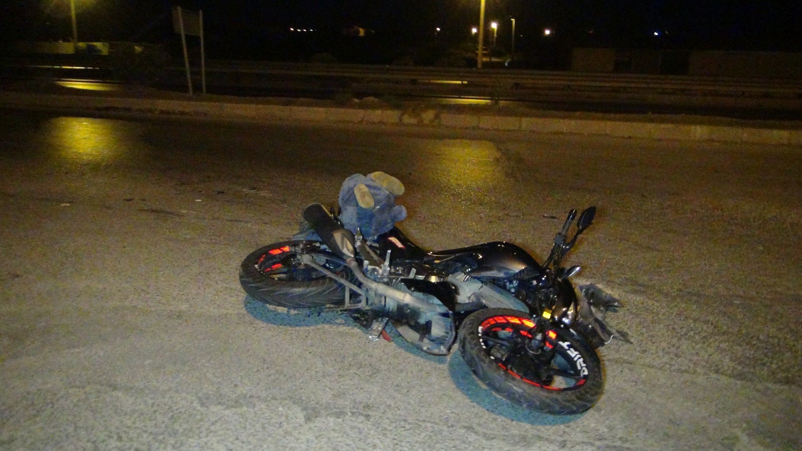 Hafif ticari araçla motosiklet çarpıştı: 1 yaralı