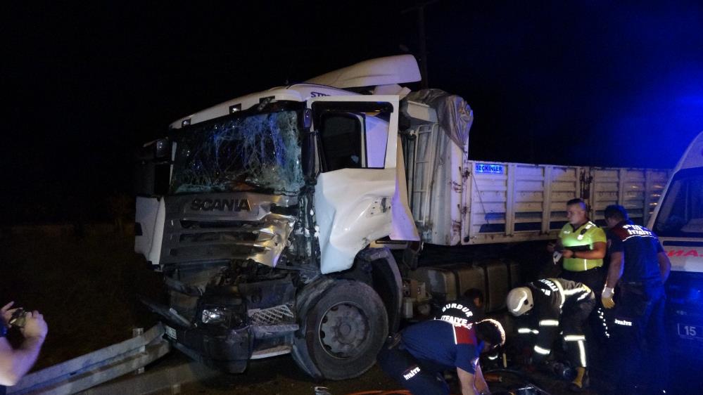 Burdur'da Tır Kazası Sürücü Ağır Yaralandı1