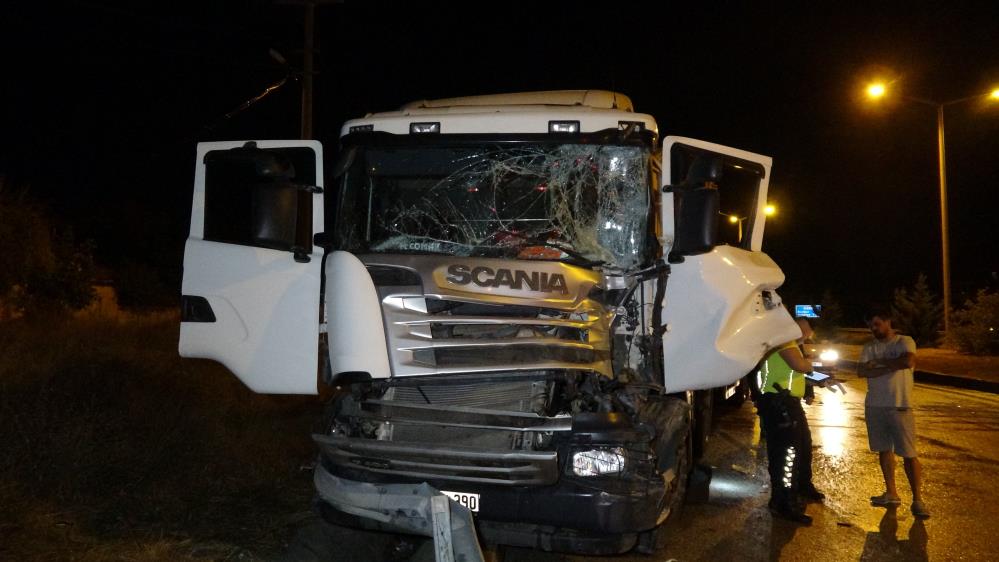 Burdur'da Tır KazasıSürücü Ağır Yaralandı