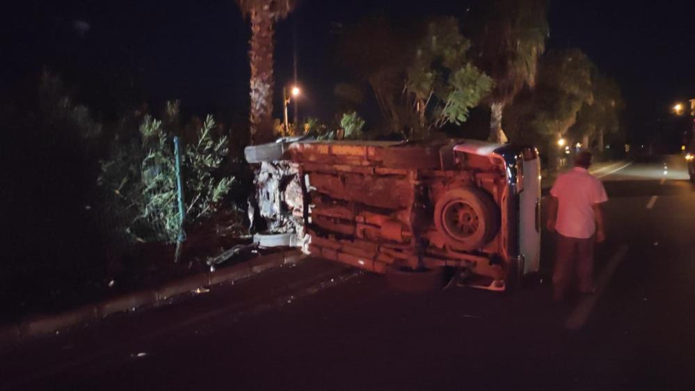 Antalya'da kamyonet sürücüsü uyuya kaldı, bariyerlere çarptı