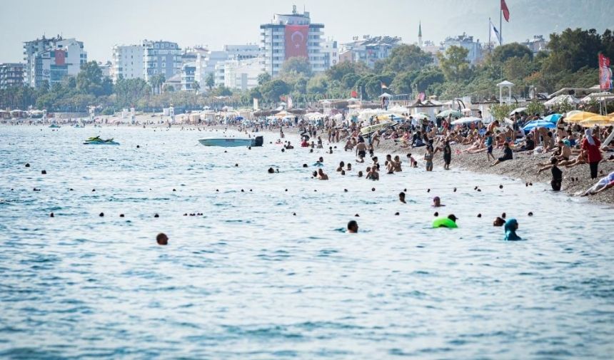Antalya'da Sıcak Hava Tatilcileri ve Çocukları Denize Çekti (2)