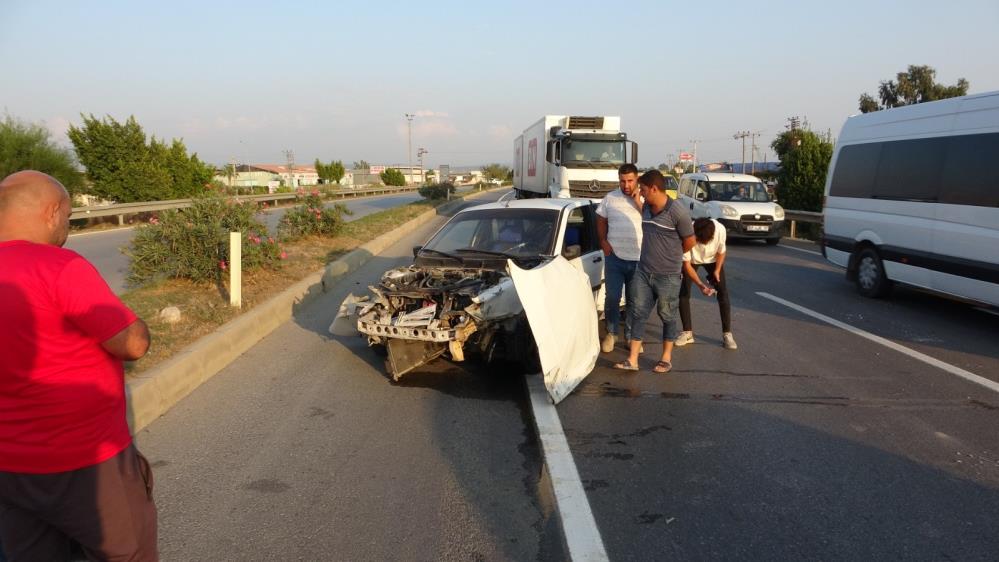 Manavgat'ta Akıl Almaz Kaza: 2 Otomobil Hurdaya Döndü