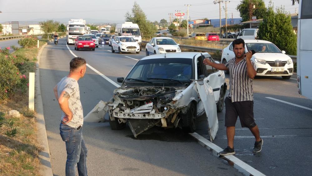 Manavgat'ta Akıl Almaz Kaza: 2 Otomobil Hurdaya Döndü