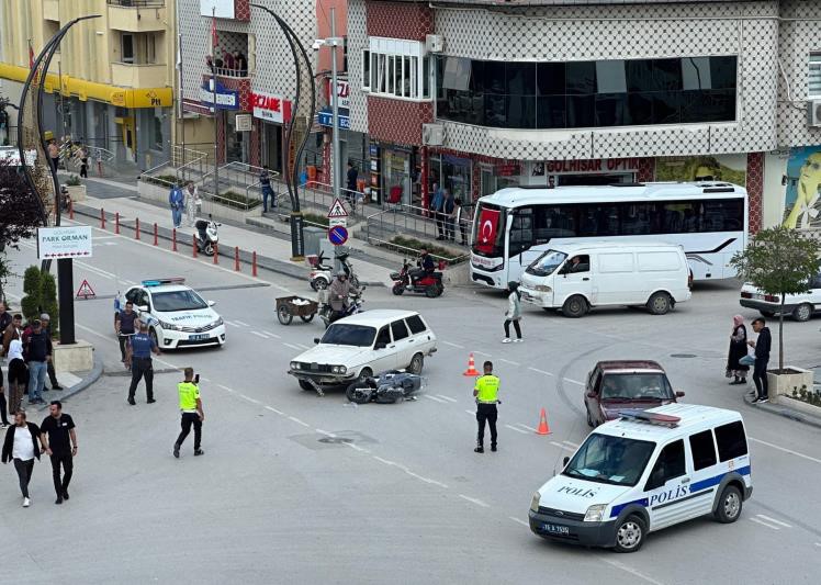 Burdur'da Korkunç Kaza Anı! Motor ve Otomobil Çarpıştı, 1 Yaralı Var!.jpg1