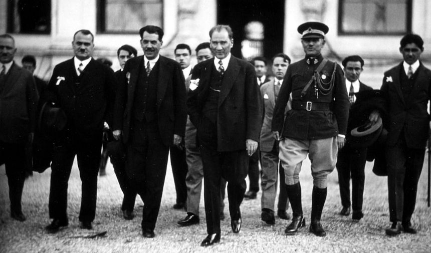 Mustafa Kemal Atatürk Türkiye Cumhuriyeti'nin Kurucusu ve İlk Cumhurbaşkanı (3)
