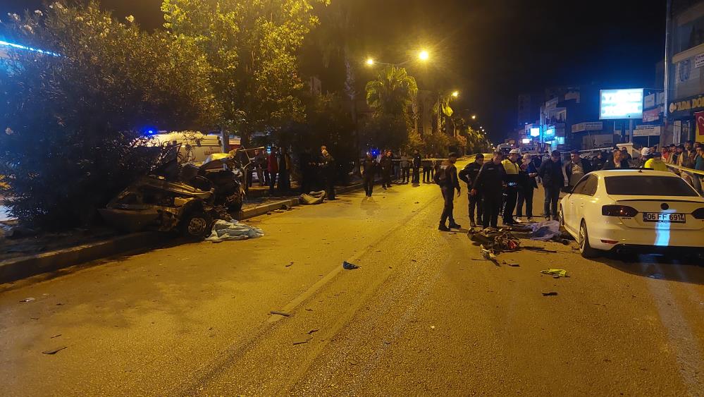 Adana'da Korkunç Kaza ! Otomobil İkiye Bölündü 2