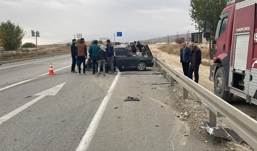 Afyon'da Feci Kaza, 1 Kişi Öldü 4 Kişi Yaralandı (1)