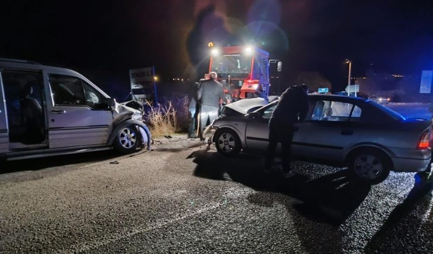 Afyonkarahisar'da Trafik Kazası 2 Yaralı (2)
