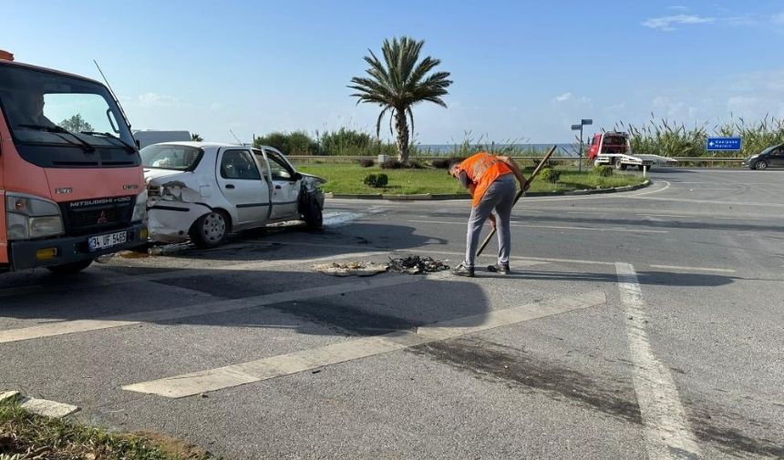 Antalya'da Trafik Kazası, 2'si Ağır 4 Kişi Yaralandı (3)