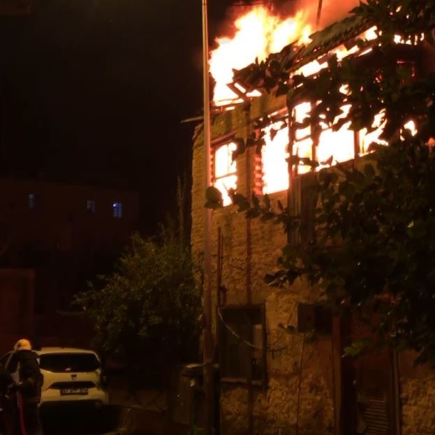 Antalya'da Yangın Paniği Mahalleli Korku Yaşadı
