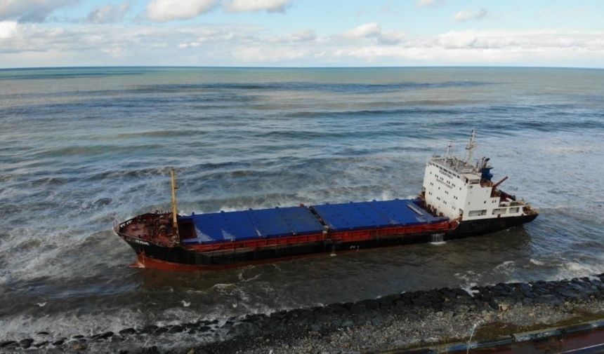 Artvin'de Karaya Oturan Gemi Kurtarılmayı Bekliyor
