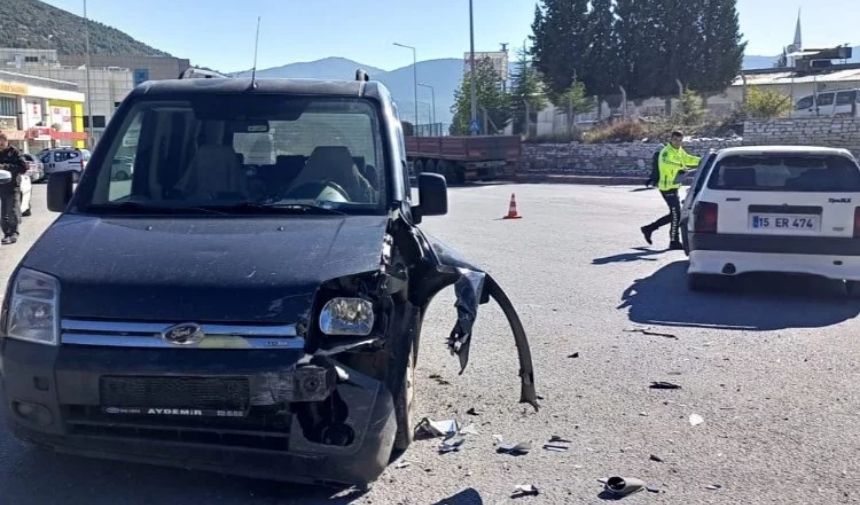 Bucak'ta Hafif Ticari Araç İle Otomobil Çarpıştı-1