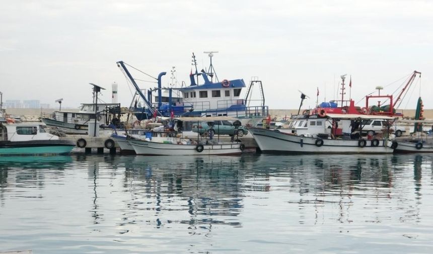 Fırtına Nedeniyle Mersinli Balıkçılar Barınaklara Döndü (1)