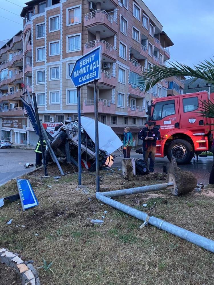 Hurdaya dönen Tofaş’daki 4 kişi yaralandı