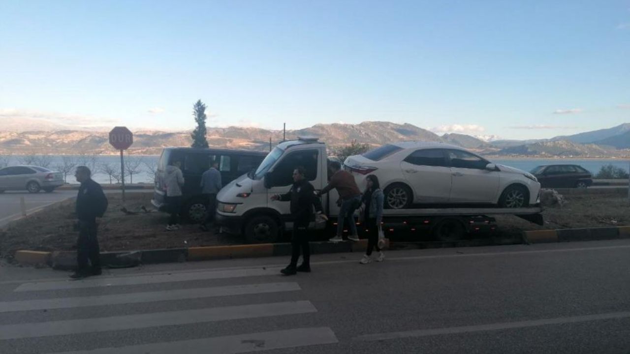 Isparta'da Otomobil Ve Minibüs Çarpıştı (2)