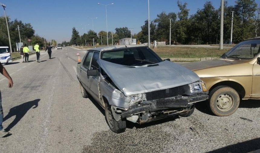 Isparta'nın Yalvaç İlçesinde İki Otomobil Çarpıştı 2 Yaralı