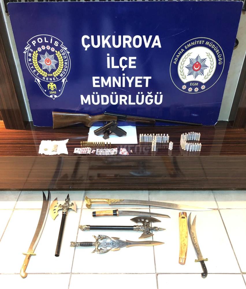 Adana’da Masaj Salonlarında Kılıç Ve Silah Ele Geçirildi 2