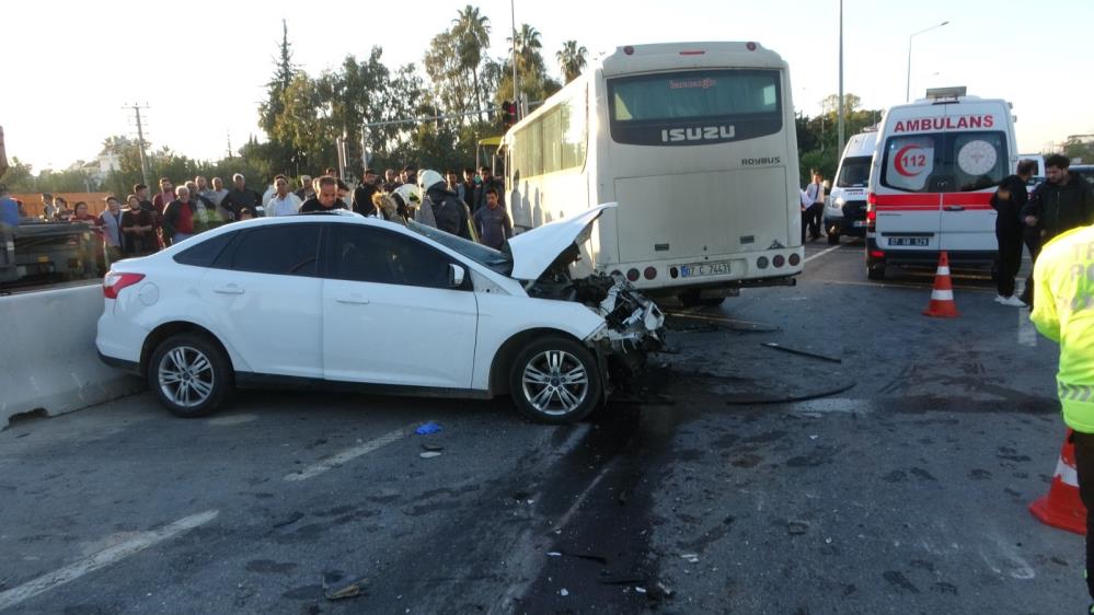 Antalya'da Otel Servisi Ile Otomobil Çarpıştı 14 Yaralı