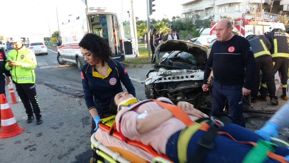 Antalya'da Otel Servisi Ile Otomobil Çarpıştı 2 Ölü