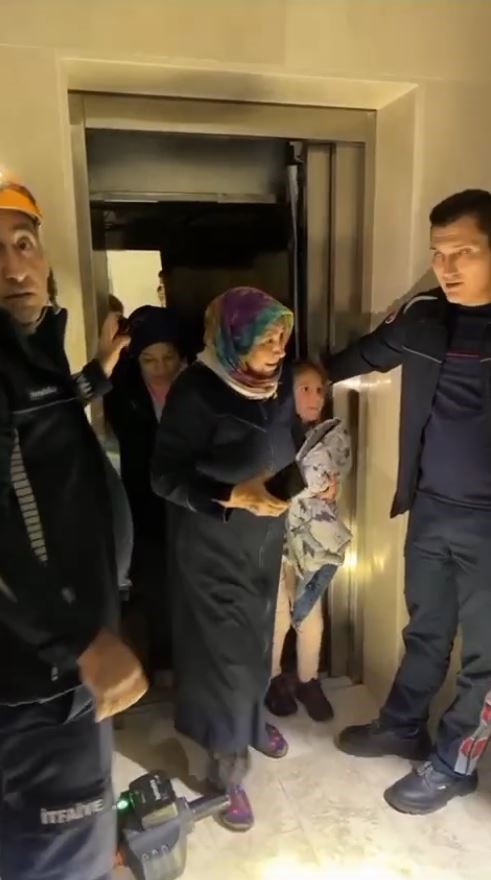 Asansörde Mahsur Kalan 2 Kadın Ve 1 Çocuk Kurtarıldı