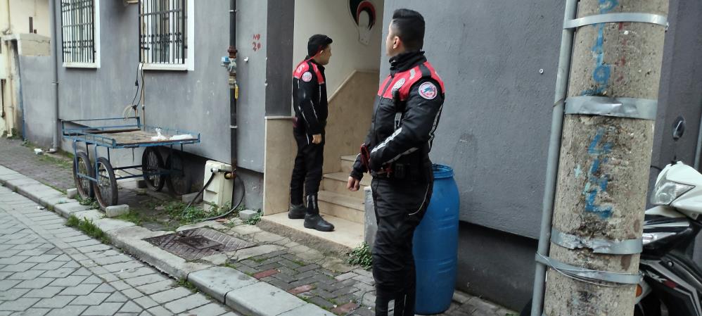 Aranan Şahıs Kapısında Polisi Gördü Kaçtı