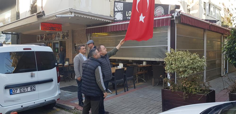 Türk Bayrağını Bıçakla Kesen Şahıs
