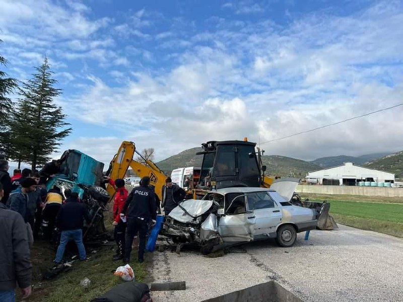 Bucak'ta 2 otomobil çarpıştı! 4 kişi yaralı