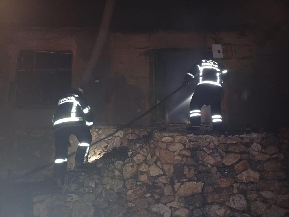 Burdur’da Çıkan Yangında Metruk Ev Alevlere Teslim Oldu 1 (1)