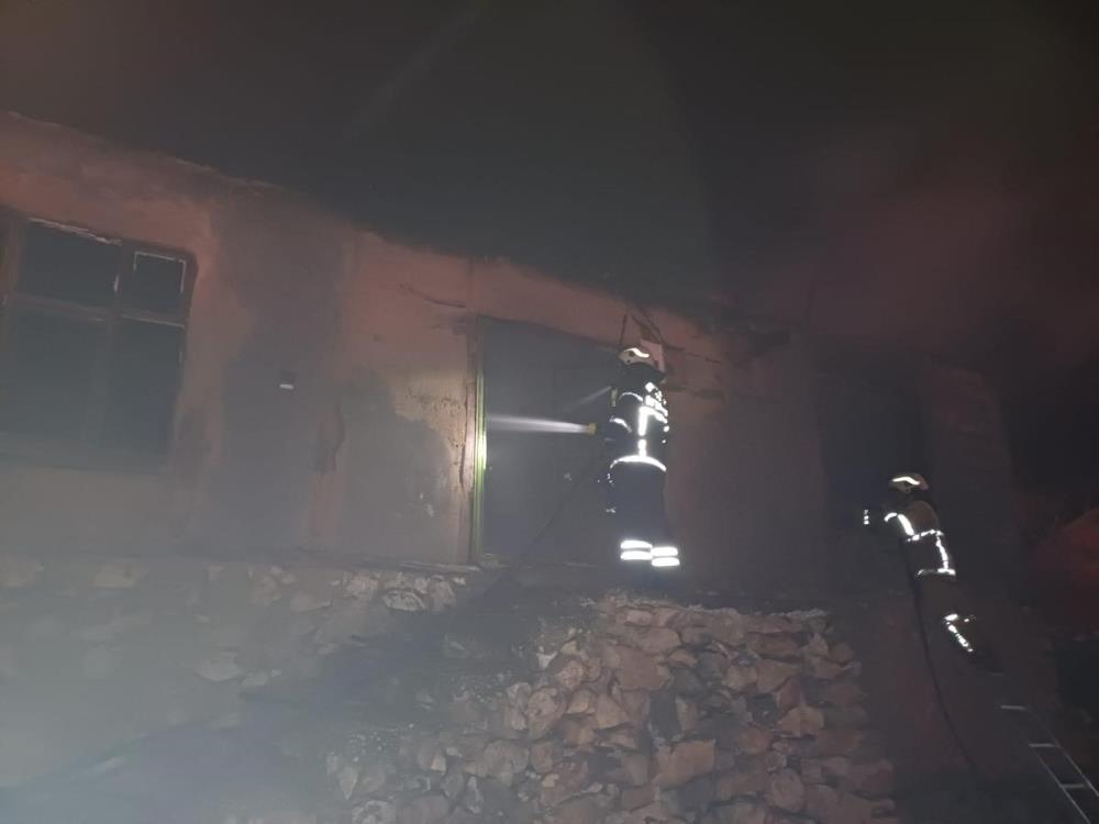 Burdur’da Çıkan Yangında Metruk Ev Alevlere Teslim Oldu 1 (3)