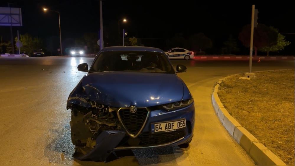 Burdur’da Kavşağa Kontrolsüz Giren Aracın Çarptığı Otomobil Takla Attı (2)
