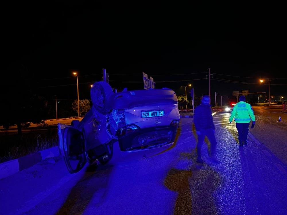 Burdur’da Kavşağa Kontrolsüz Giren Aracın Çarptığı Otomobil Takla Attı (3)