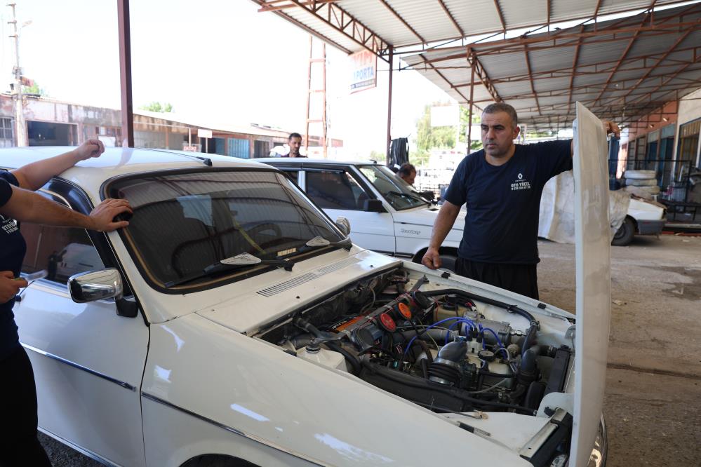 Adana Sıcağına Dayanamayan Vatandaşlar Eski Araçlarına Ev Tipi Klima Taktırıyor 1 (2)
