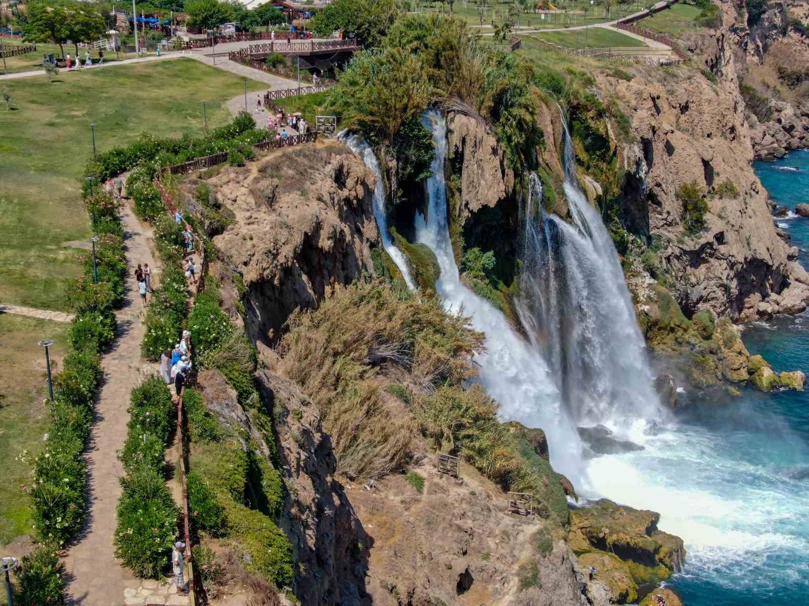 Antalya'nın Muhteşem Şelalesi: Düden Büyülüyor!1