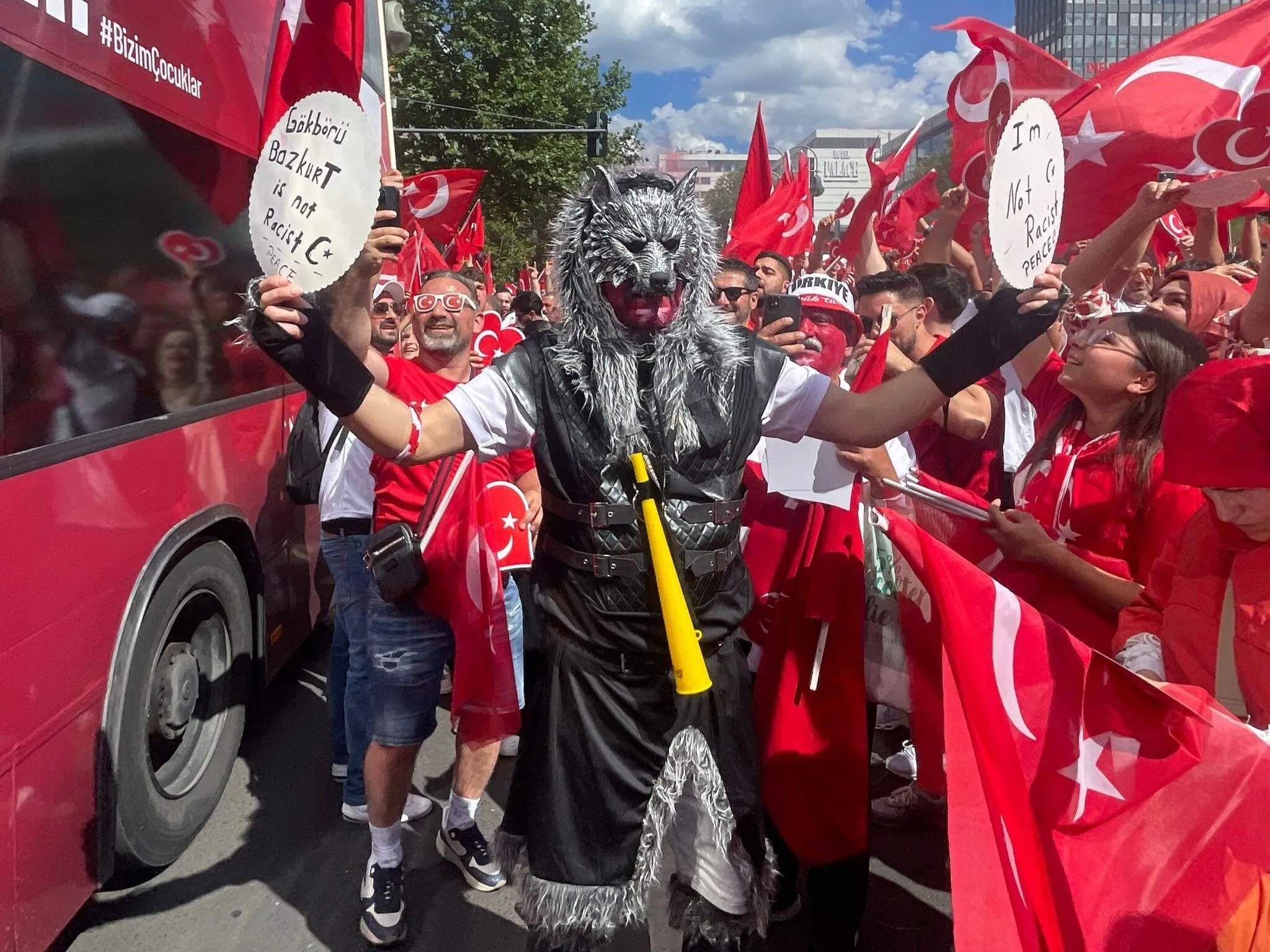 Türk Taraftarlar Berlin'i Kırmızı-Beyaza Boyadı