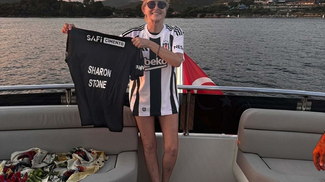 Sharon Stone'a Bodrum’da Beşiktaş Forması Hediye Edildi-3