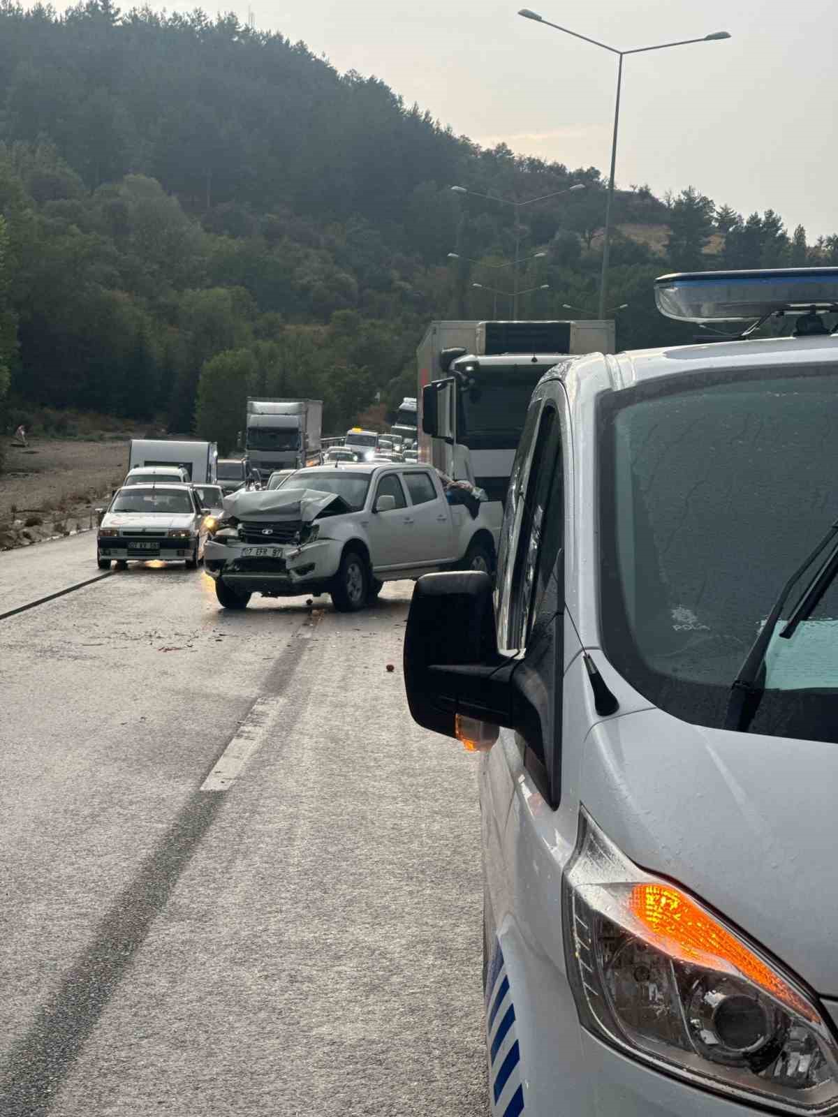 Burdur’da kamyonet tıra ve kamyona çarptı 4 yaralı-1