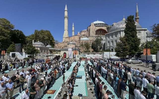 Tahran'da suikasta uğrayarak hayatını kaybeden Hamas'ın siyasi lideri İsmail Haniye için Türkiye'de geniş bir katılım ile gıyabi cenaze namazı düzenlendi.