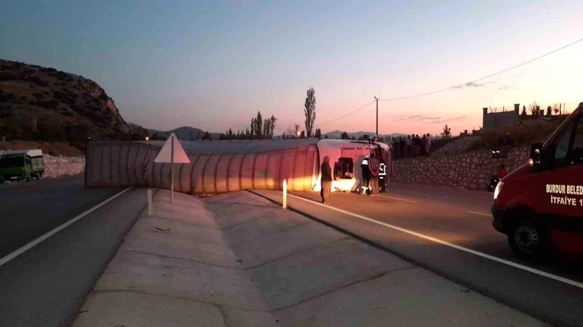 Burdur'da Kaza Domates Yüklü Tır Devrildi, Sürücü Yaralı!-1