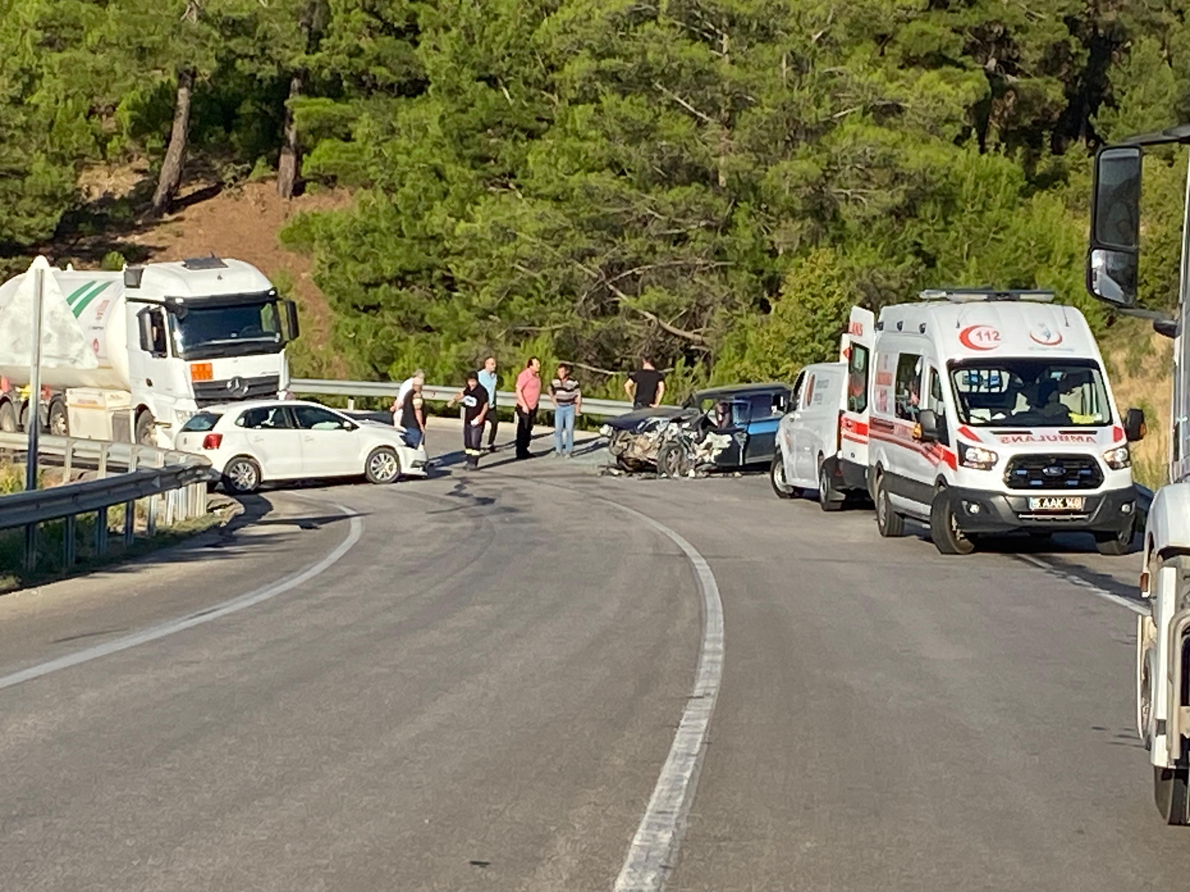 Burdur'da Iki Otomobil Çarpıştı Yaralı Var