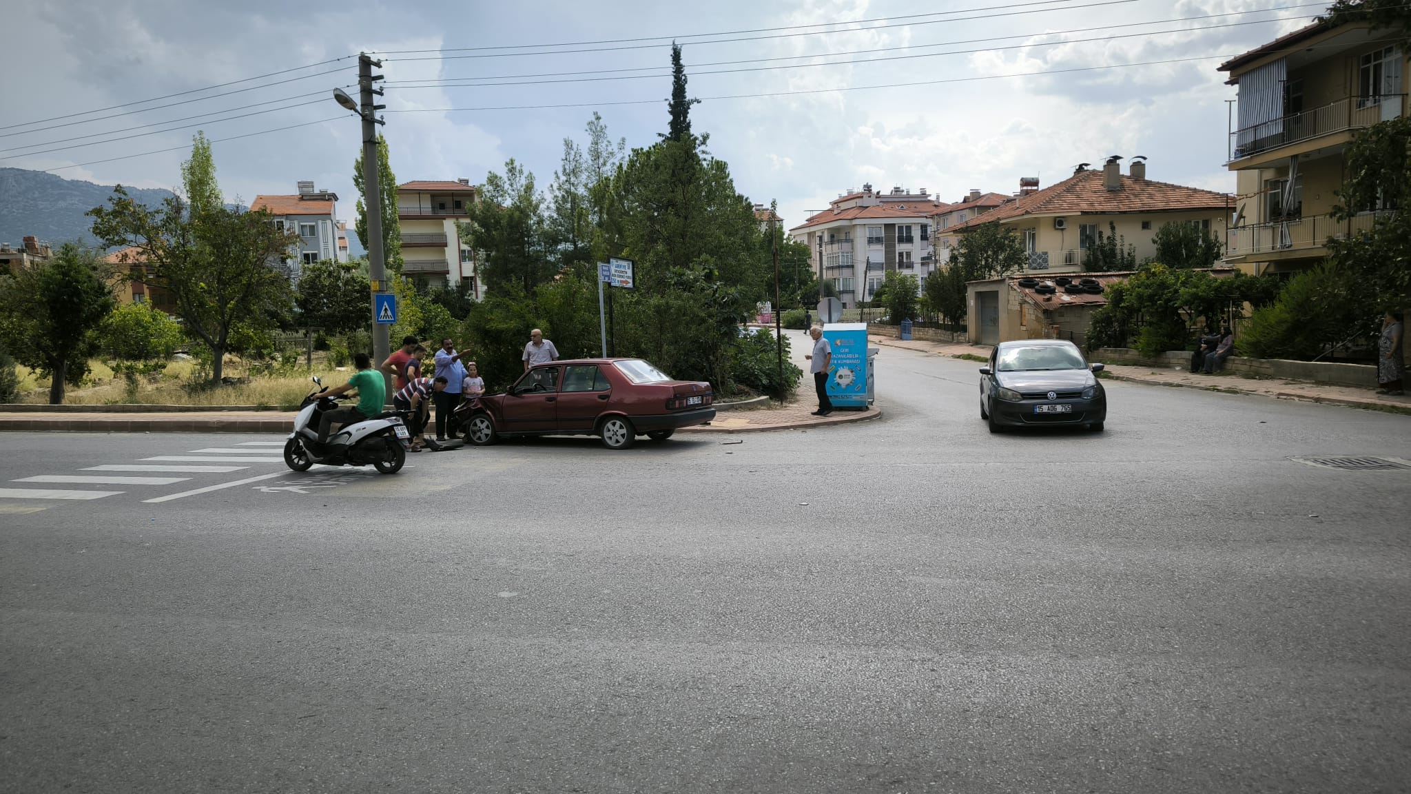 bucakta trafik kazası 2 araba  çarpıştı