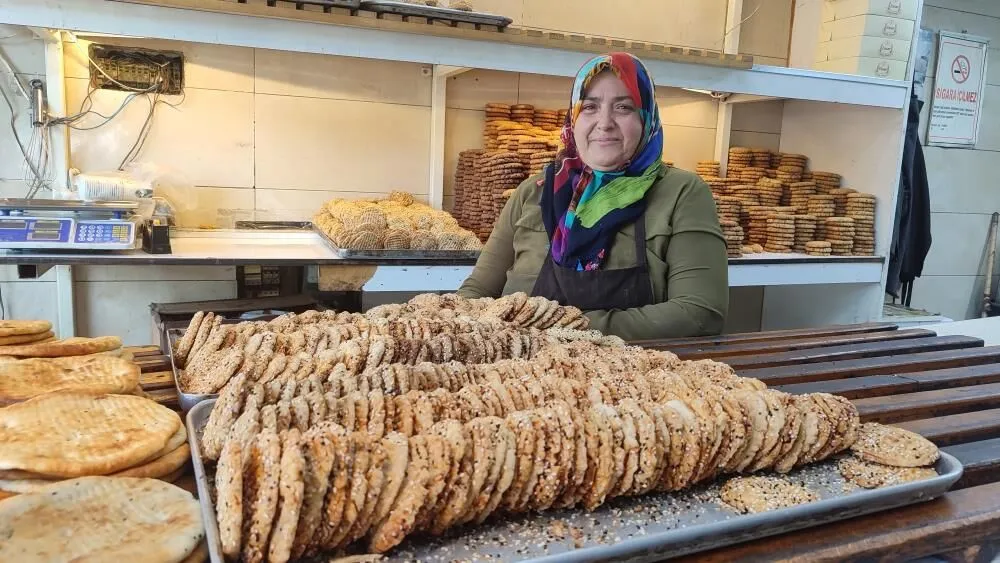 Hacer Usta, 13 yıldır taş ocağında çörek ve simit pişiriyor