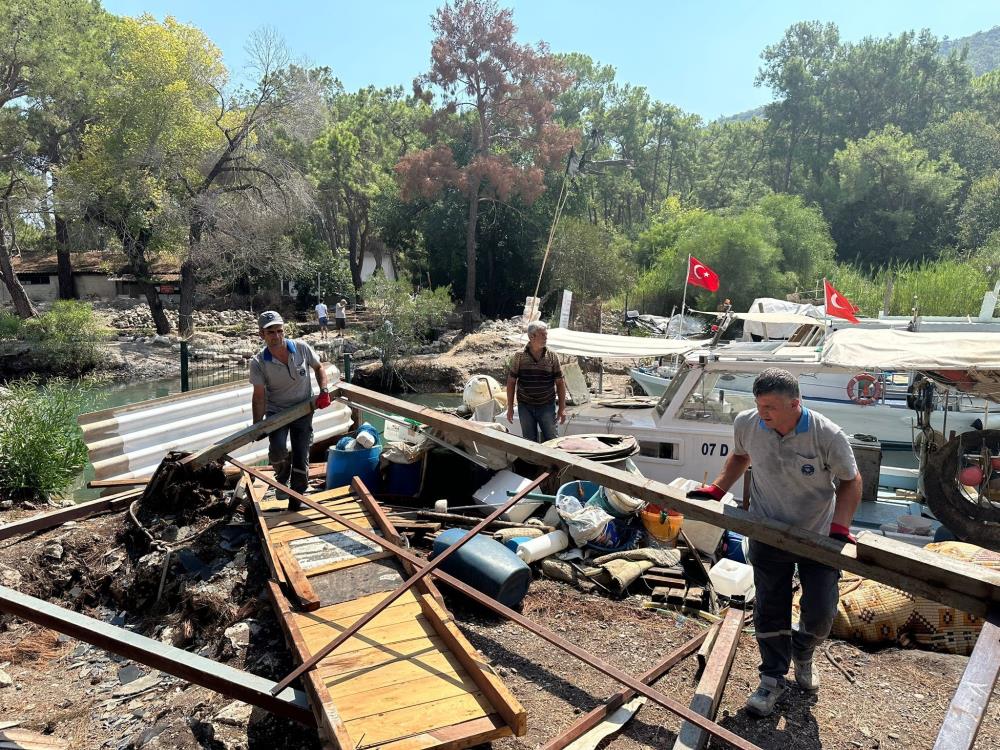 Kemer Balıkçı Barınağı’ndaki Kaçak Yapılar Kaldırıldı 3