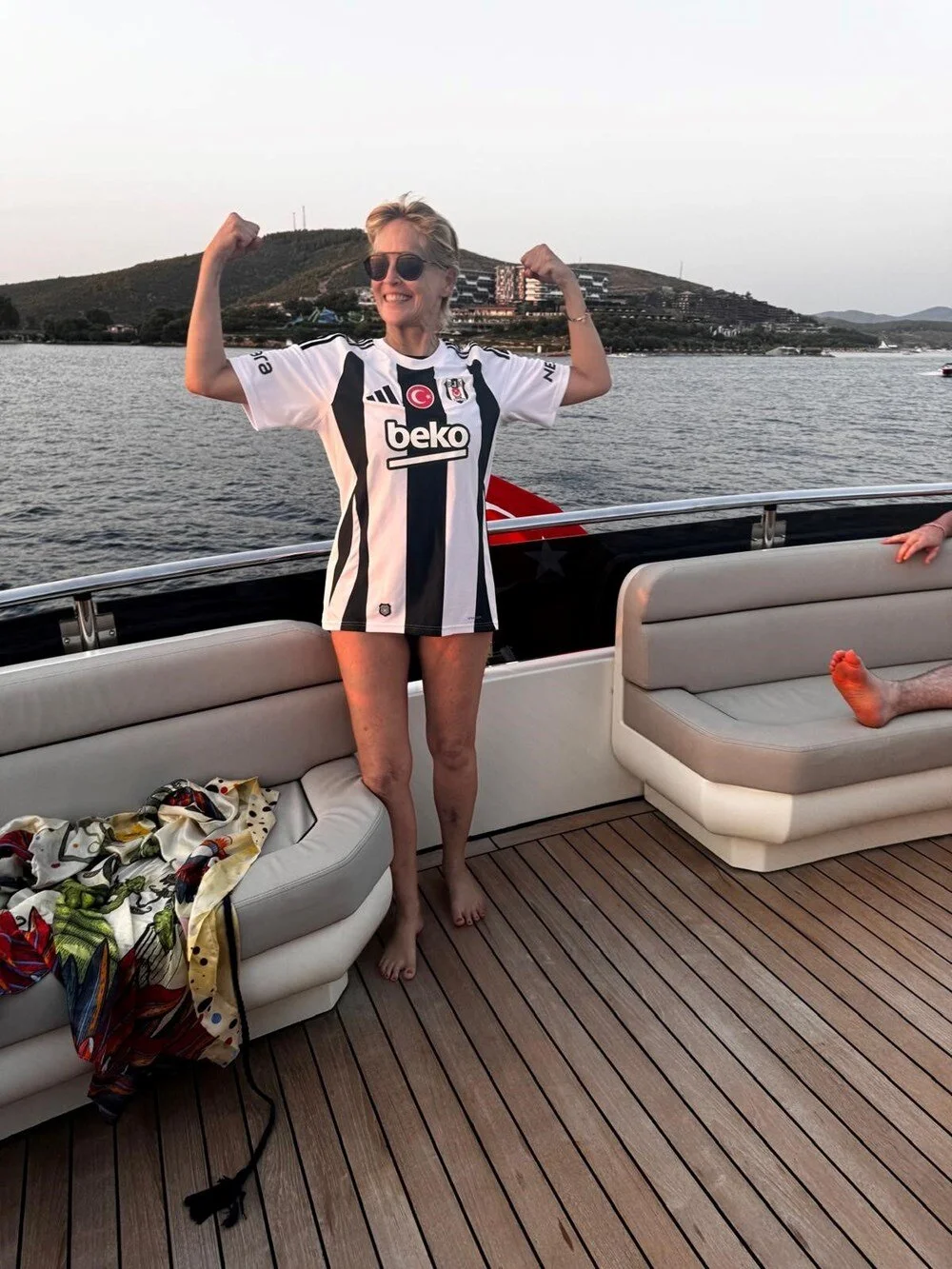 Sharon Stone'a Bodrum’da Beşiktaş Forması Hediye Edildi-1