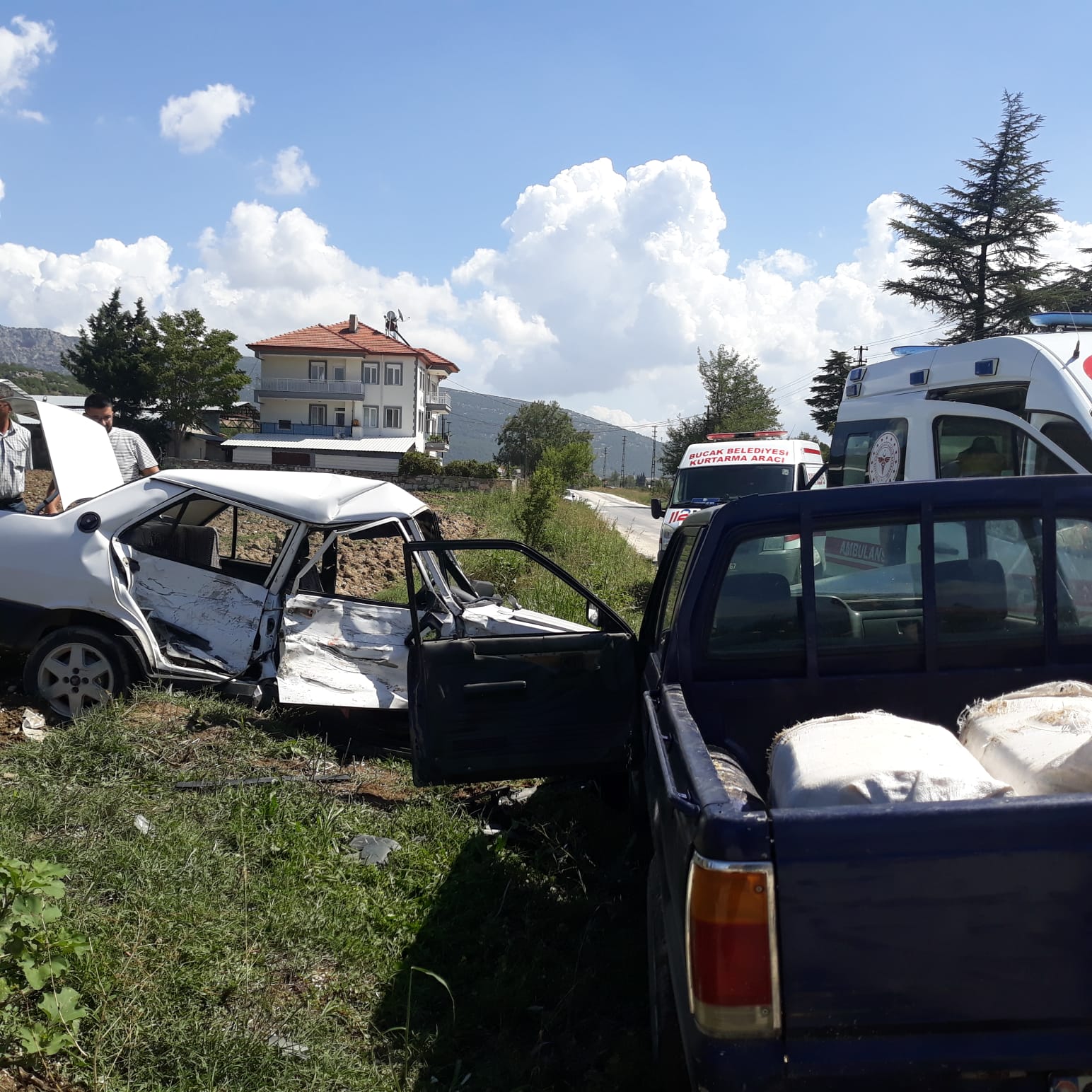 Bucak ilçesi Dereköy yolu üzerinde trafik kazası meydana geldi. İçte detaylar Barboros mahallesi Adnan Menderes bulvarı ile İncirhan caddesi kesişimi ( incirhandan Dereköy yoluna çıkan kavşak ) meydana gelen trafik kazasına 2 araç karışmış herhangi bir sı