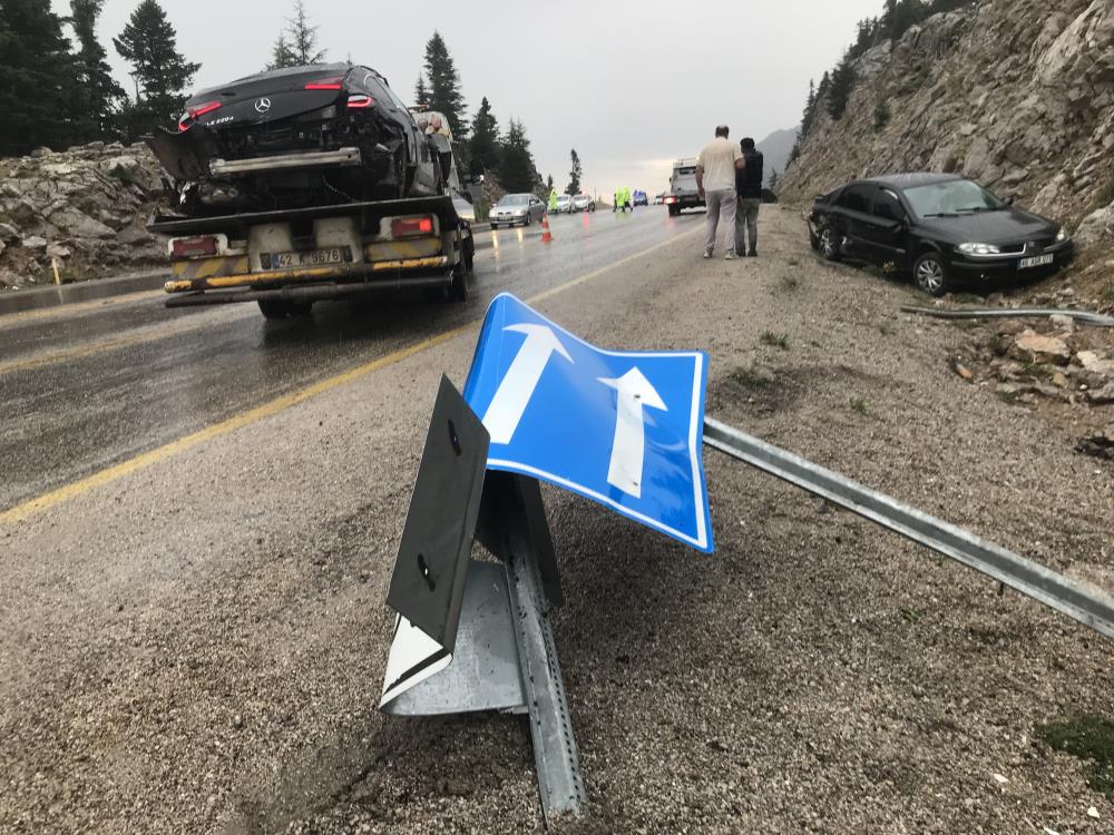 4 Araçlı Zincirleme Kaza ve Sonrası İkinci Kaza 6 Yaralı-1