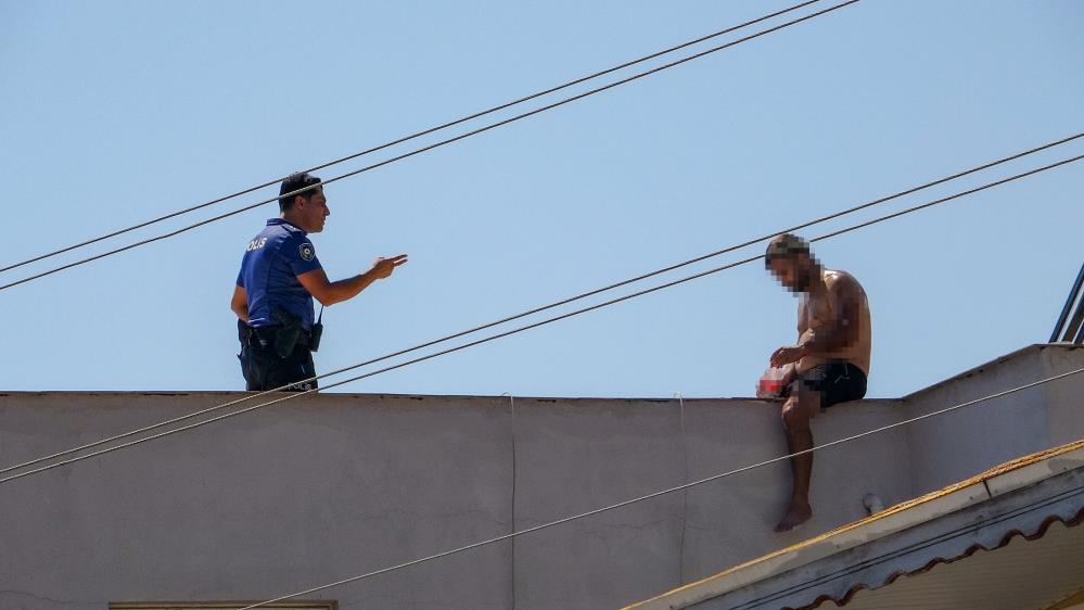 Çatıya Çıkan Adamı İkna Etmek İçin Polis Uzun Süre Dil Döktü-1