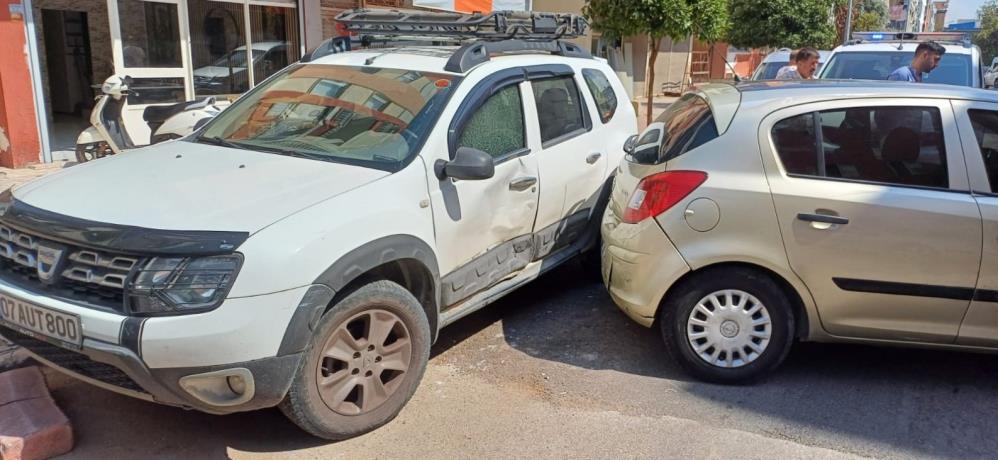 Esnaf Dükkanının Önüne Park Eden Araca Göz Göre Göre Çarptı