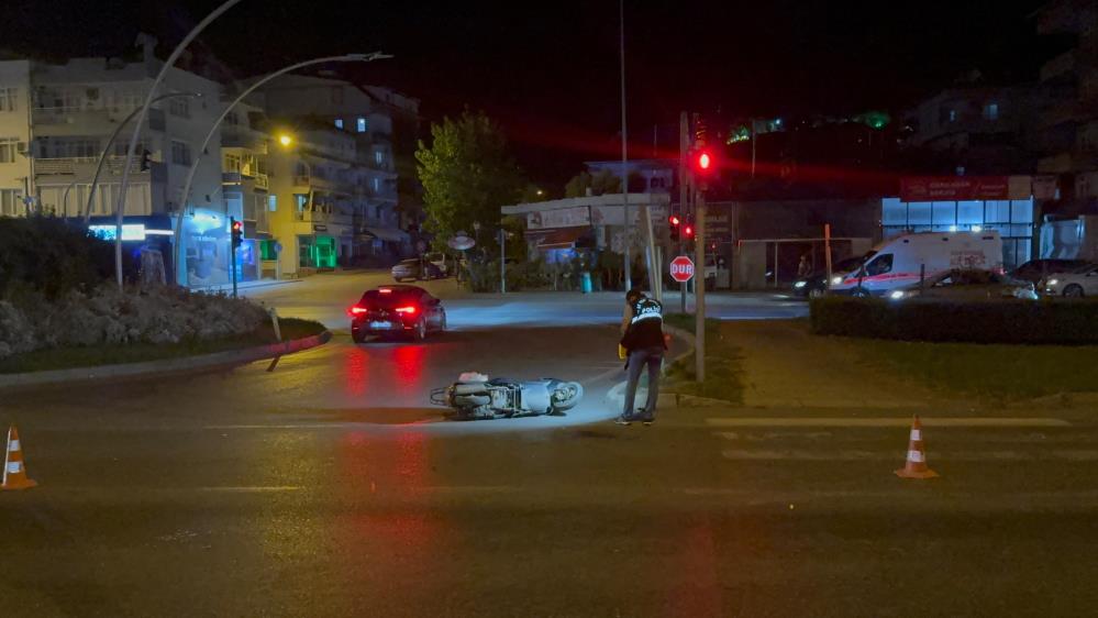 Antalya’nın Gazipaşa ilçesinde, bir tırın motosiklete çarpması sonucu meydana gelen kazada motosiklet sürücüsü ağır yaralandı.